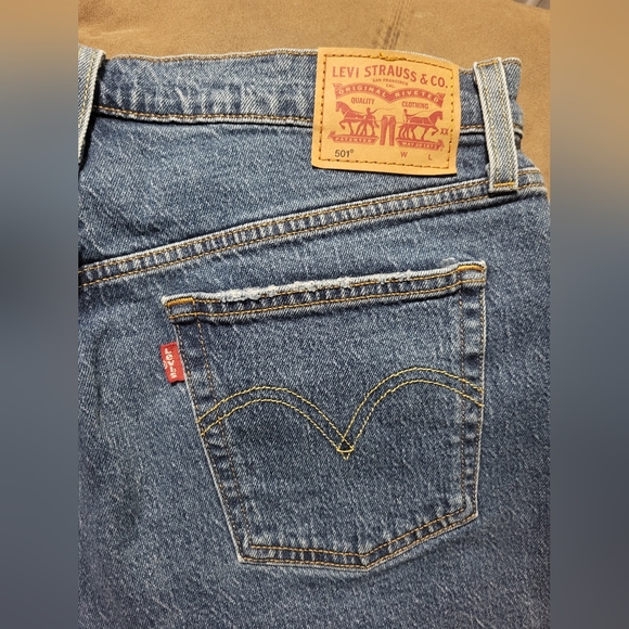 Levi's 501 High Rise Raw Hem Cut Off Denim Shorts Women's Size 31 - Picture 6 of 9